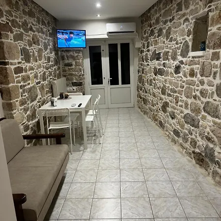 Davelis House *